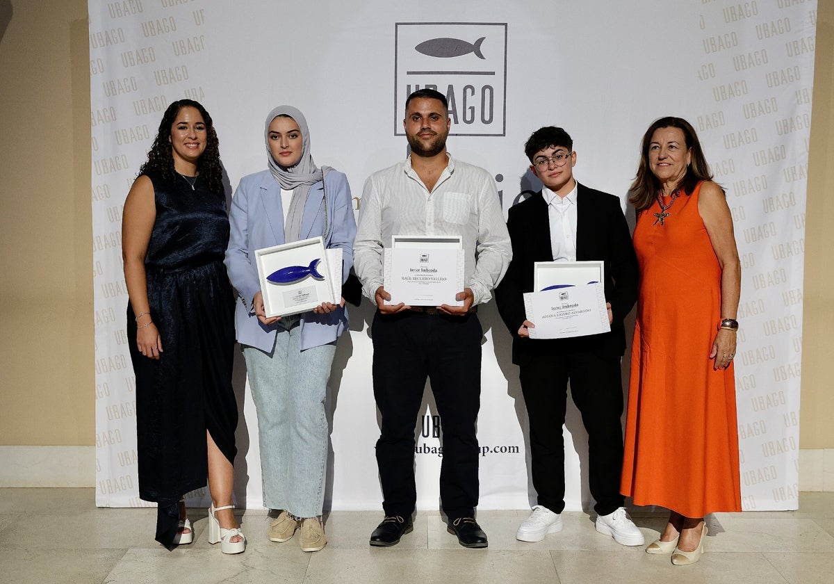 De izquierda a derecha, la presidenta de Ubago Group, Neyla El Bouzidi Oualit, los estudiantes premiados Manal Boudichat (Málaga), Raúl Recuero (La Línea) y Aitana Ligero (Babate) y la consejera de Educación, Mari Carmen Castillo.