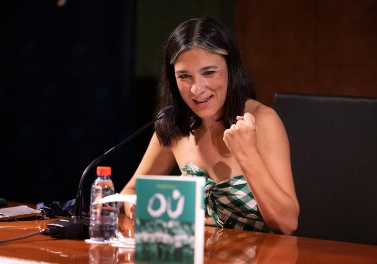 Alessandra García, con su libro 'OÚ'.