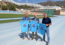 Enrique López Cuenca, Javier Salas y José Alberto Armijo, este jueves en el estadio.