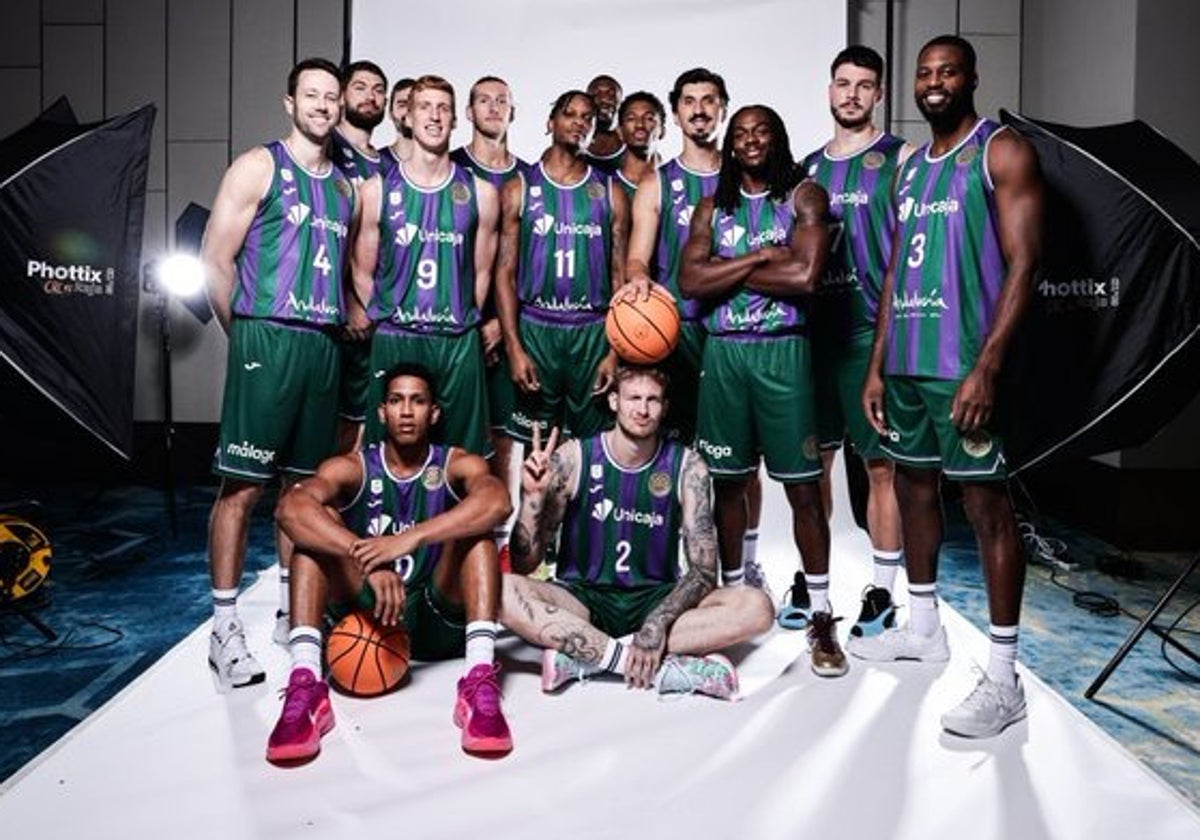 La plantilla del Unicaja posa durante la sesión oficial para la FIBA.