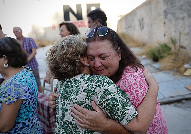 Inmaculada, la dirigente vecinal, se funde en un abrazo con Dolores, cuya casa es la más cercana.