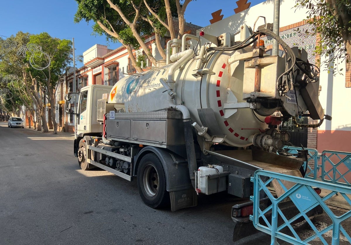 Limpieza de imbornales, en la zona de la feria.