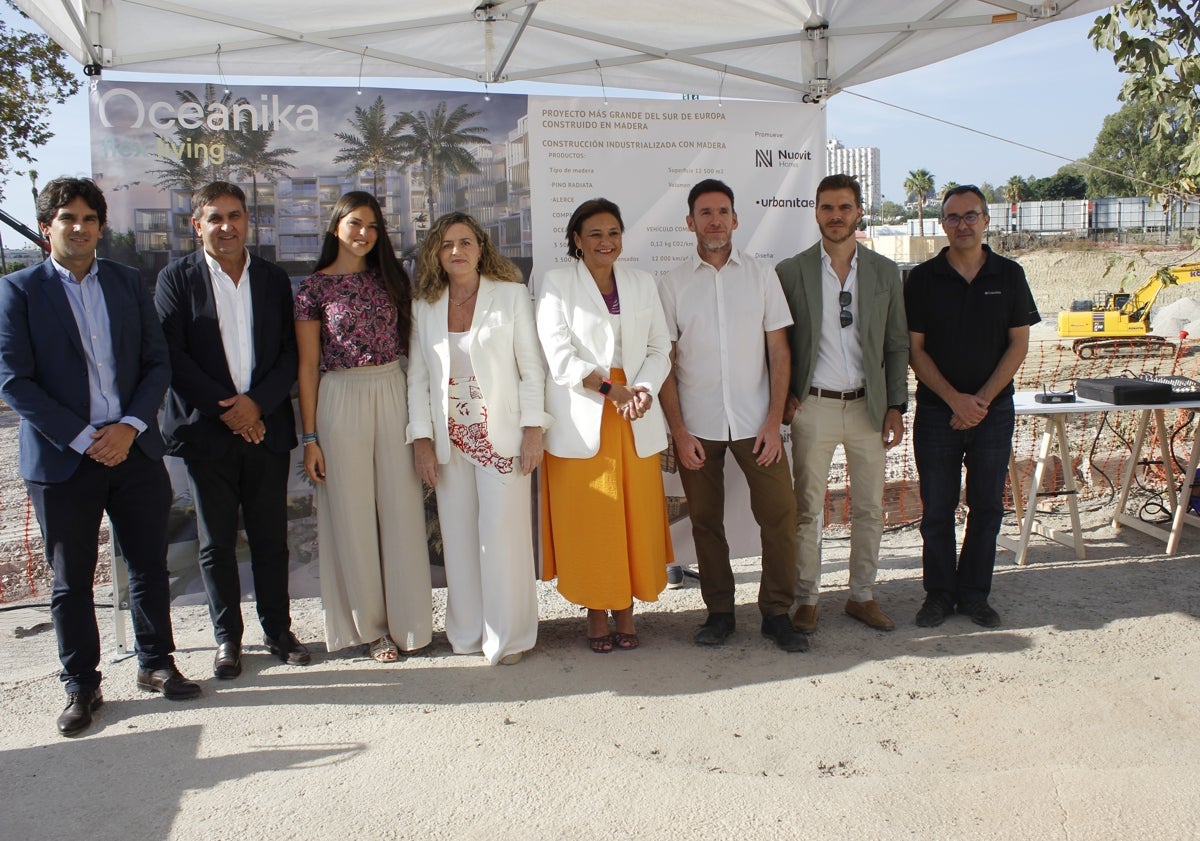Imagen principal - Juan Carlos Hervás, de Herysan; Luis Acacio Ortega, de la promotora; , Marina Vázquez, concejala de Disciplina Urbanística; Inmaculada Cobo, directora general de Nuovit; Margarita del Cid, alcaldesa de Torremolinos; Juan José Baena, de Eovastudio; Borja Navarro, de BakPak, y Juan Francisco Gil, de Egoin, en el acto de inauguración, en la imagen superior. Abajo, dos recreaciones del proyecto.