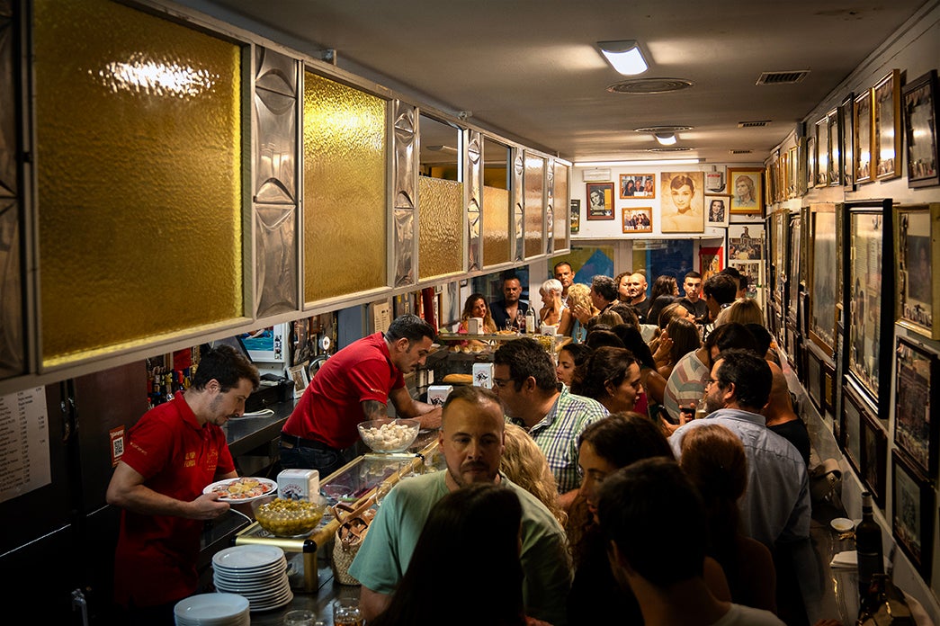 Una noche en El Pimpi Florida, el bar de Málaga que procesiona a los clientes como en Semana Santa