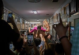 Procesionan a una joven para ir al baño en el Pimpi Florida.