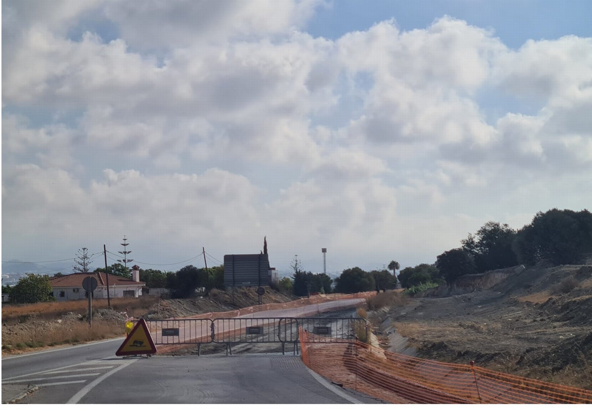 Carretera cortada por las obras de construcción del nuevo vial, que se complementará con el proyecto de la glorieta.