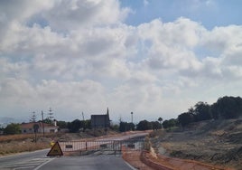 Carretera cortada por las obras de construcción del nuevo vial, que se complementará con el proyecto de la glorieta.