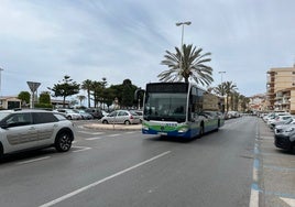 Imagen de un autobús urbano en Torre del Mar.