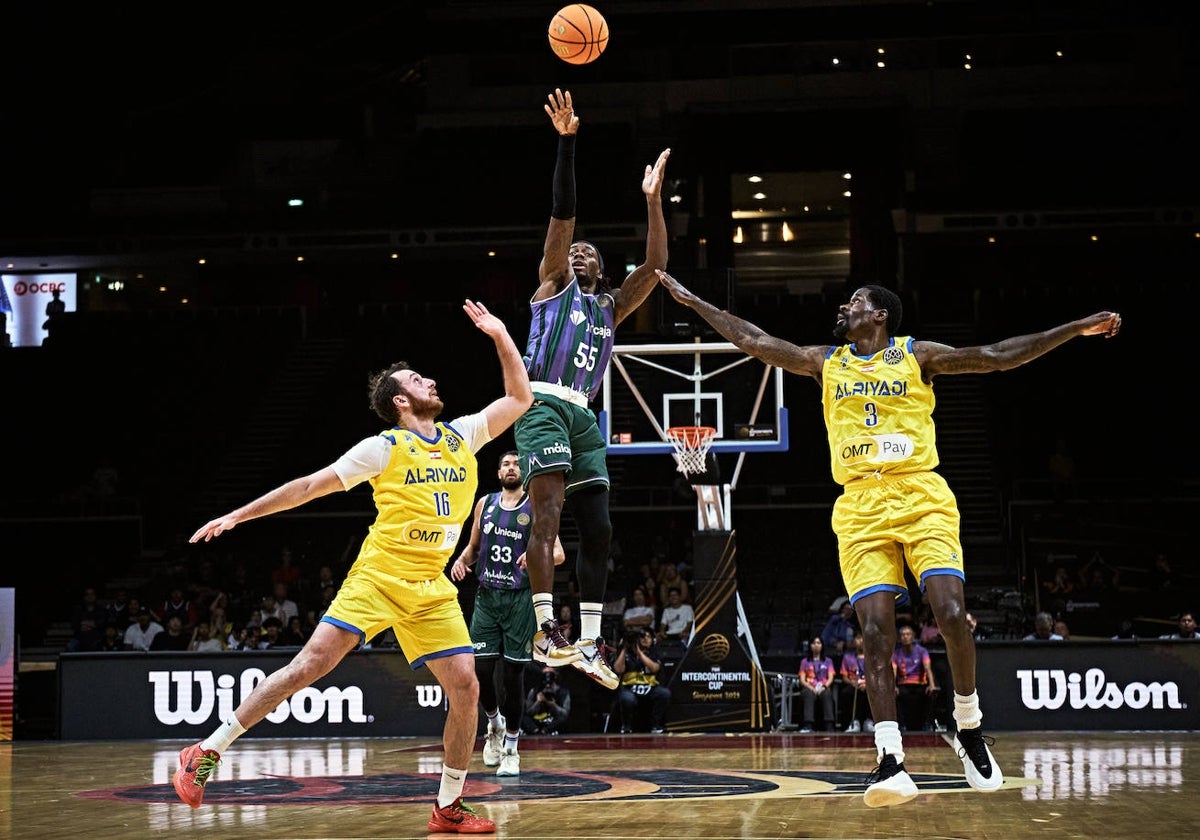 Perry lanza a canasta entre dos jugadores del Al Riyadi durante el partido jugado en Singapur.