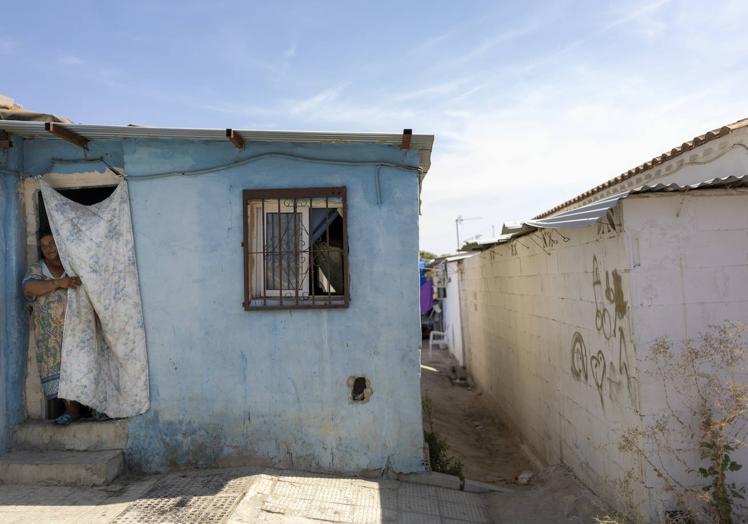 Ana Rodríguez, a las puertas de su casa. Tiene techo de chapa, con lo que en verano se asan y en invierno se hielan.