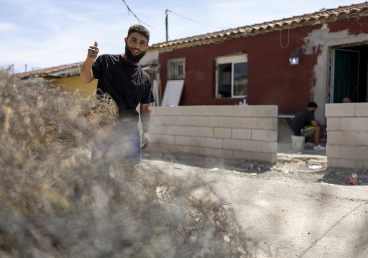 A Antón Rodríguez le «hace emoción» posar junto a sus hierros. Sus hijos «flipan más que los de los ricos» con la piscina que montan en el barrio. Dice que su Eva «tiene que estudiar sí o sí».