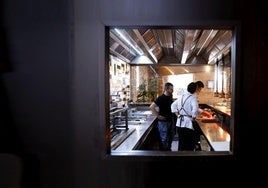 Interior de la cocina del restaurante Cávala, en Málaga.