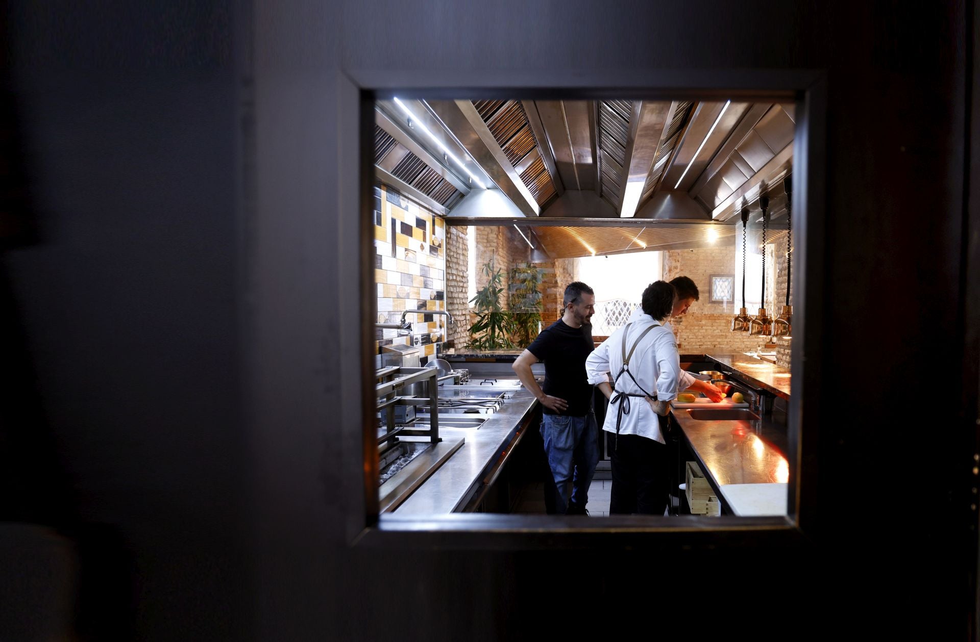 Interior de la cocina del restaurante Cávala, en Málaga.