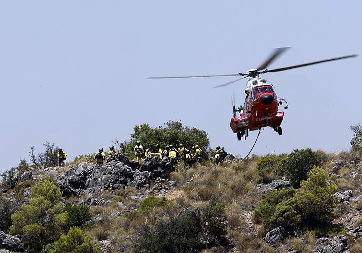 Efectivos del Plan Infoca intervienen en un incendio forestal en Málaga.