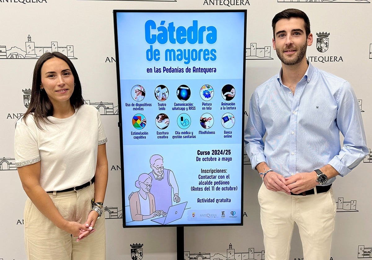 Los concejales María Sierras y José Manuel Fernández con el cartel de la cátedra