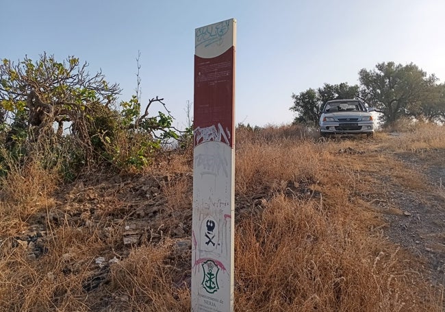 Cartel instalado en la zona que también está muy deteriorado.