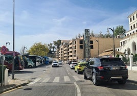 Vista del acceso al aparcamiento Virgen de la Peña, en el centro de Mijas Pueblo.