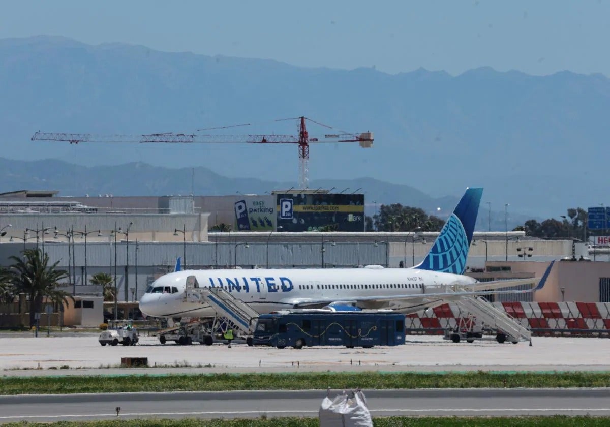 Avión de United Airlines procedente de Nueva York, en el aeropuerto de Málaga.