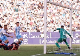 El instante del gol del partido, que marca con su chepa Jorge Pulido, en propia meta, en presencia de DIoni.