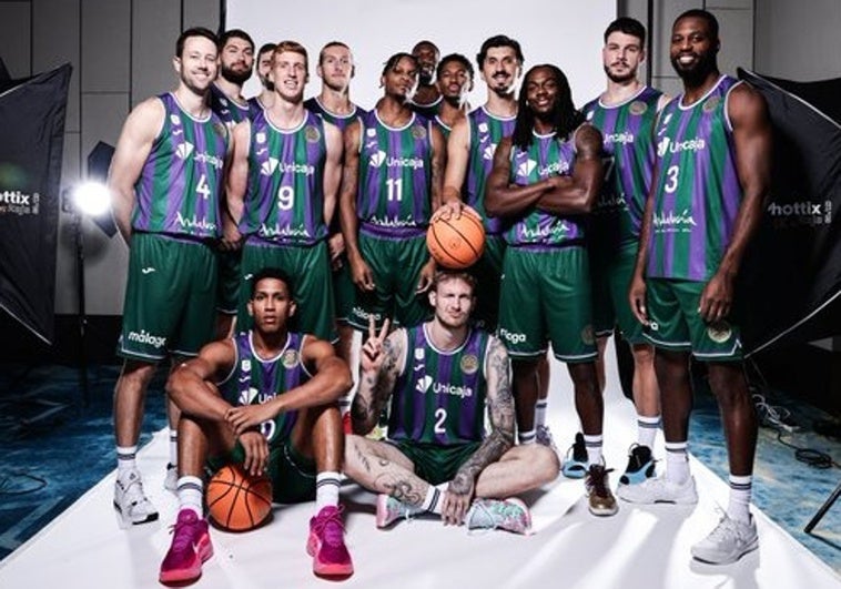 La plantilla del Unicaja posa en la sesión de fotos oficial de la FIBA.