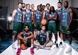 La plantilla del Unicaja posa en la sesión de fotos oficial de la FIBA.