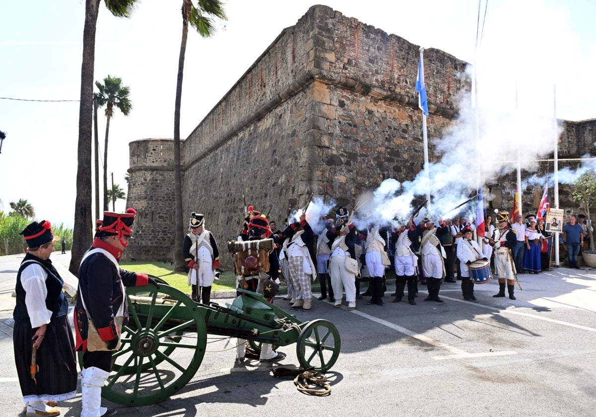 Salvas de pólvora del bando francés durante la recreación del asalto.