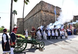 Salvas de pólvora del bando francés durante la recreación del asalto.