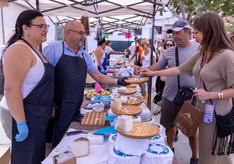 Uno de los puestos de queso en la Feria de la Cabra de Casabermeja, que se celebra este sábado y este domingo en esa localidad de los Montes de Málaga.