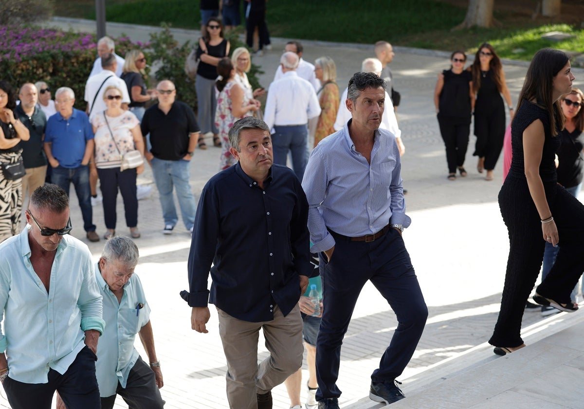 Imagen principal - En la primera imagen y en el centro, uno de los hijos de Fernando Puche, a la entrada a la capilla; debajo, Pedro Martín Graciani, su mano derecha durante tres décadas; y abajo, Juan Carlos Pérez Frías y Javier Souviron.