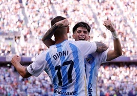 Dioni y Antoñito celebran el gol del Málaga frente al Huesca.