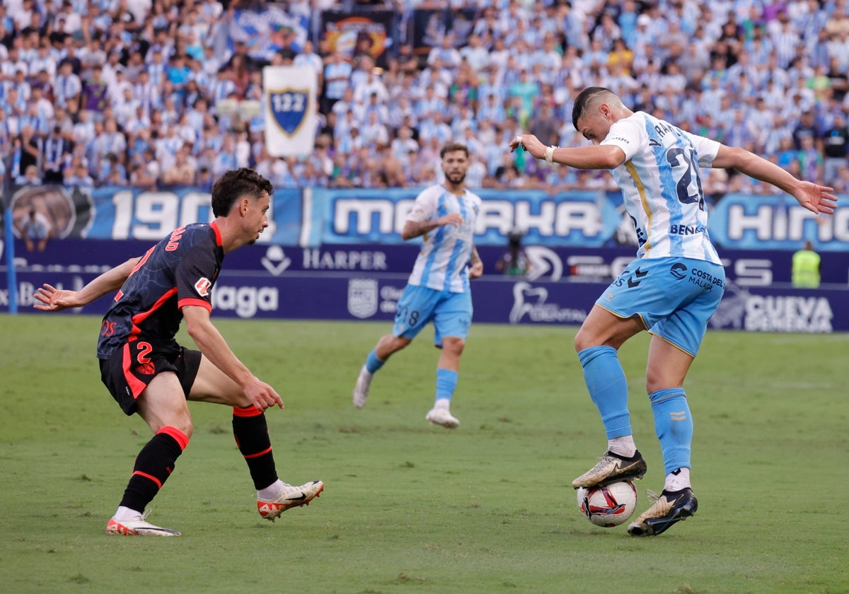 Yanis Rahmani encara a un futbolista del Huesca.