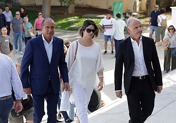 Pedro Ruz, la viuda de Puche (Alenay) y Eduardo Barrero, en la entrada a la capilla del cementerio.