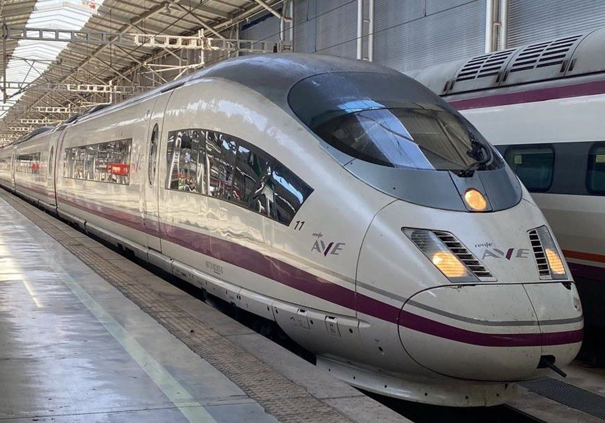 Tren de alta velocidad de la S-103 que cubre el servicio de Renfe Málaga-Barcelona.