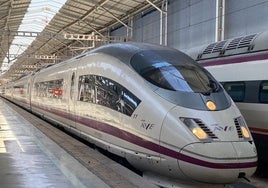 Tren de alta velocidad de la S-103 que cubre el servicio de Renfe Málaga-Barcelona.