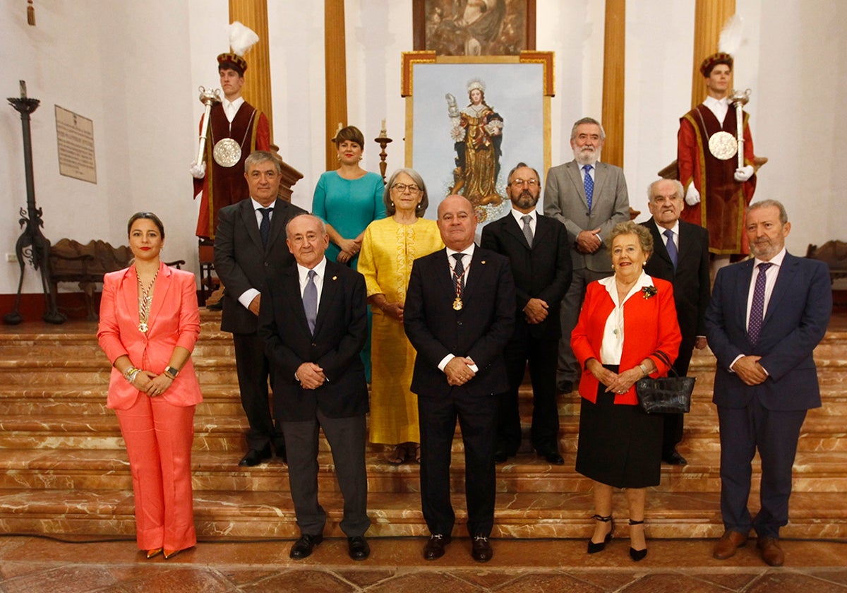 Los distinguidos con la presidencia municipal ante un cuadro de la patrona Santa Eufemia.