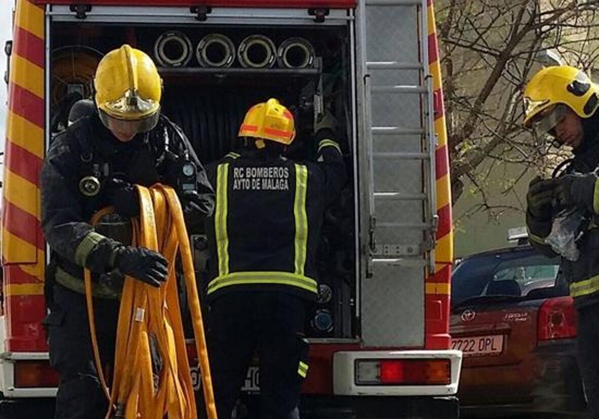 Bomberos extinguen un incendio en la cocina de una vivienda de Huelin