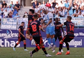 Dioni remata el balón en el partido del pasado sábado frente al Huesca.