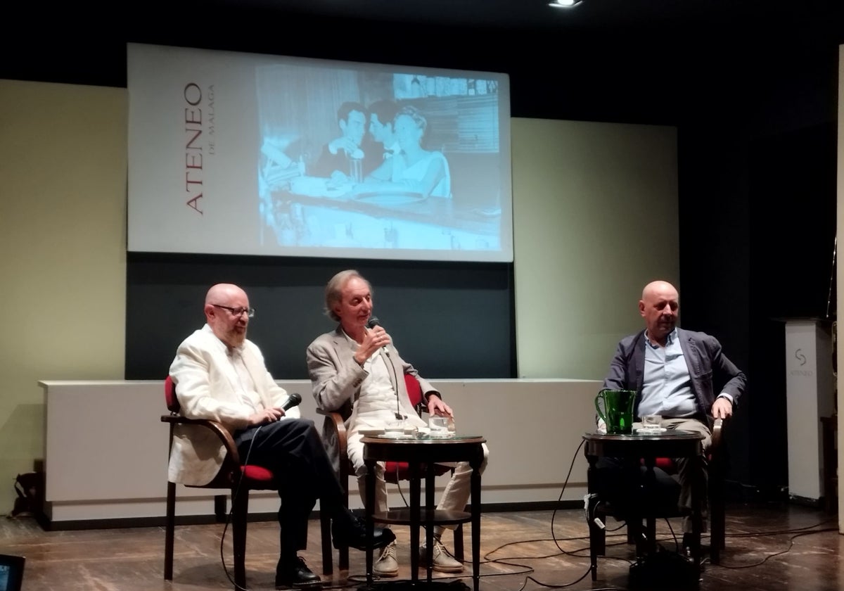 José Luis Cabrera, coordinador de Torremolinos Chic; Gino Felleman, hijo de Pía Beck, y Miguel Tello, presidente ejecutivo del Ateneo y vocal de Historia.