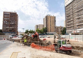 Primeros trabajos de excavación de los restos arqueológicos del metro, frente a El Corte Inglés.