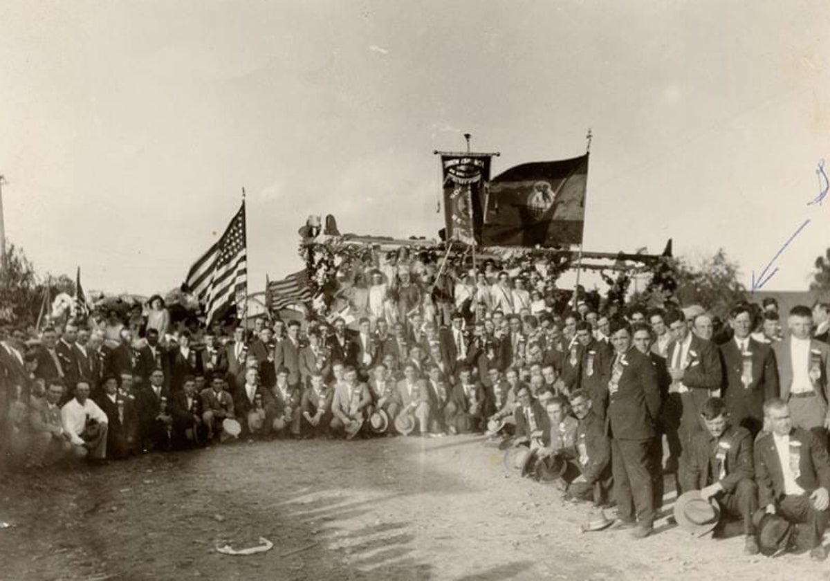 Imagen de un grupo de emigrantes españoles en Hawái hace un siglo.