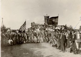 Imagen de un grupo de emigrantes españoles en Hawái hace un siglo.