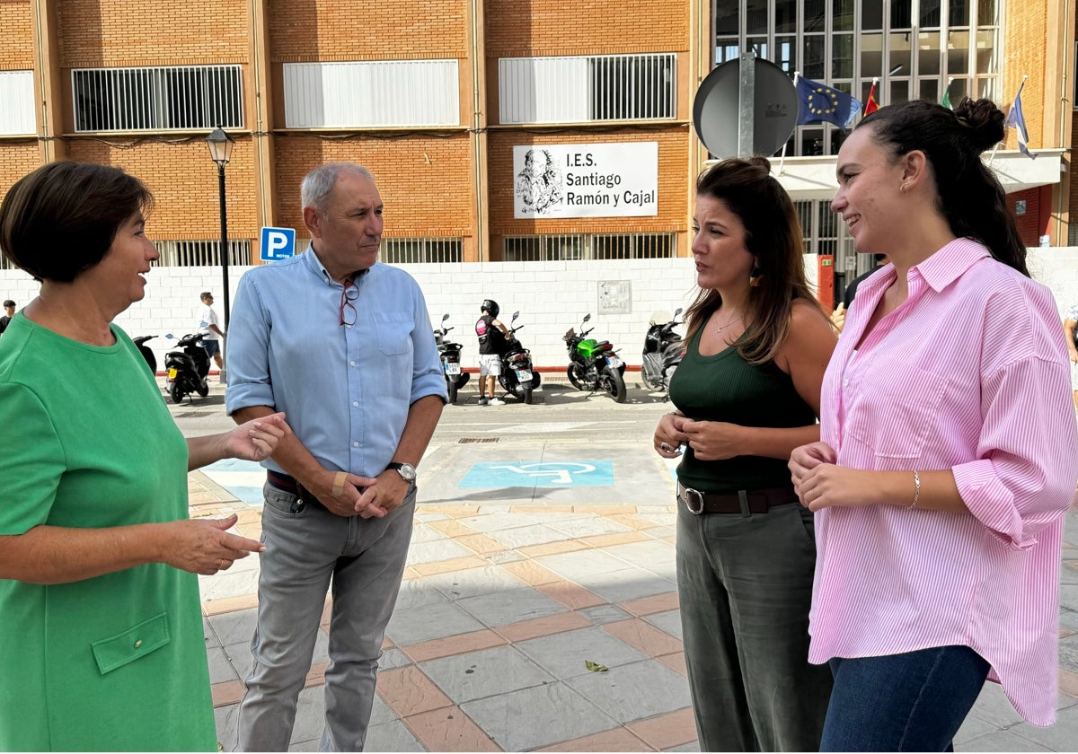 Segura junto a otros representantes del PSOE, en la entrada del centro.