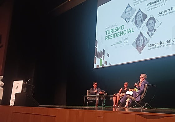 Mesa de debate sobre el turismo residencial.