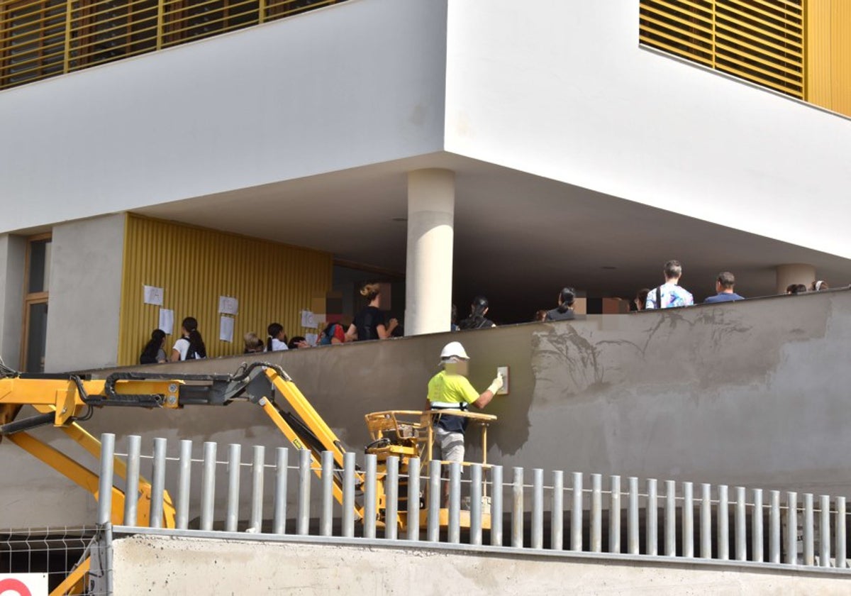 Obreros y alumnos en el primer día de curso en el IES Ana Carmona 'Veleta'.