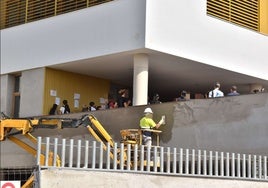 Obreros y alumnos en el primer día de curso en el IES Ana Carmona 'Veleta'.