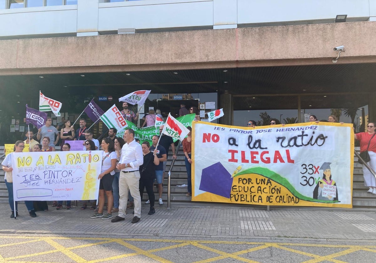 Las familias protestan delante de la Delegación de Educación en Málaga.