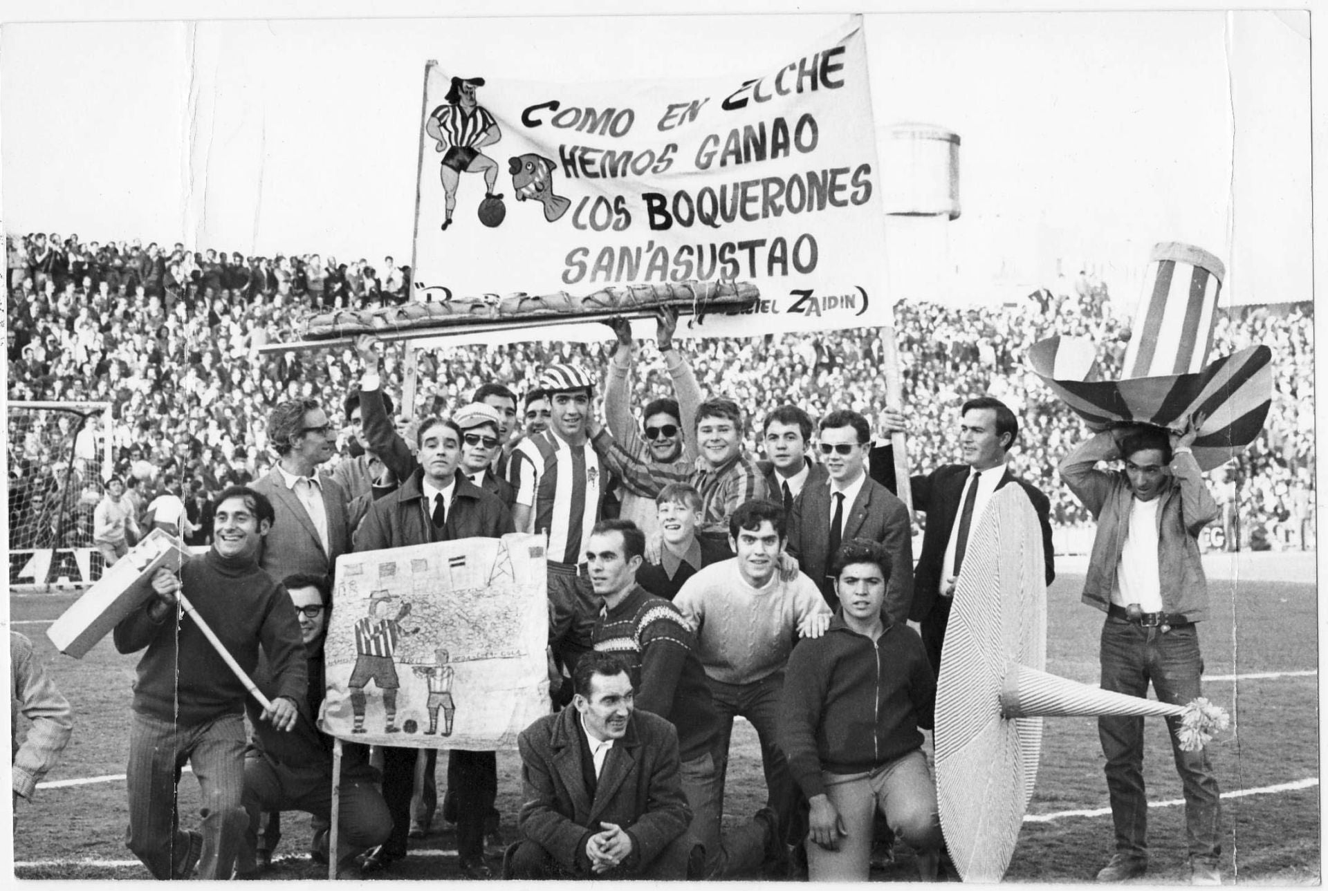 Aficionados del Granada sacan pecho con pancartas tras una victoria ante el Málaga en los setenta.