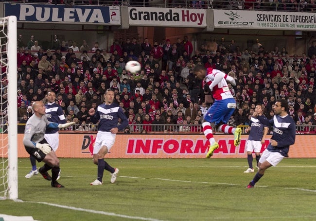 Ighalo cabecea en un duelo en Primera División ante Caballero.