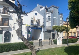 Fachada principal de la Jefatura de la Policía Local de Vélez-Málaga.