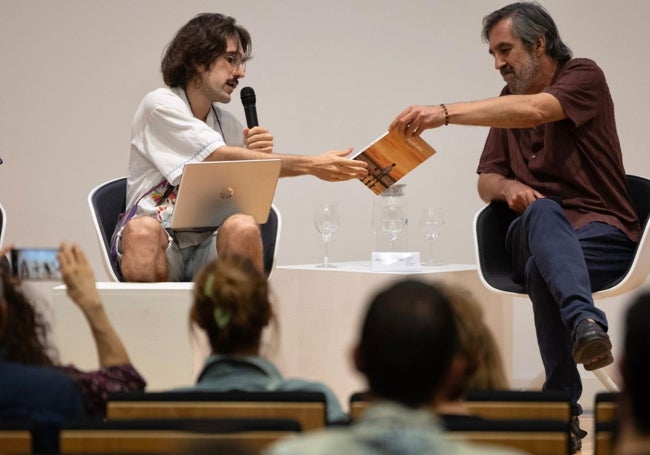 El artista e hijo de Ángel Idígoras, Pablo Codes, junto a su padre.